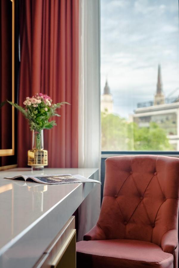 Hotel Pupin Novi Sad Exterior foto A room at the hotel