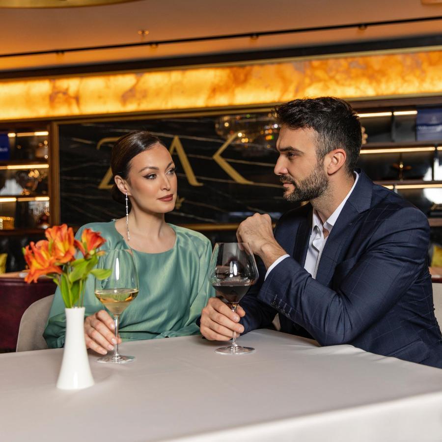 Hotel Pupin Novi Sad Exterior foto A couple at a restaurant