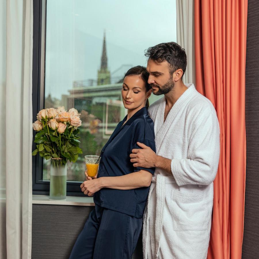 Hotel Pupin Novi Sad Exterior foto A couple in a relationship