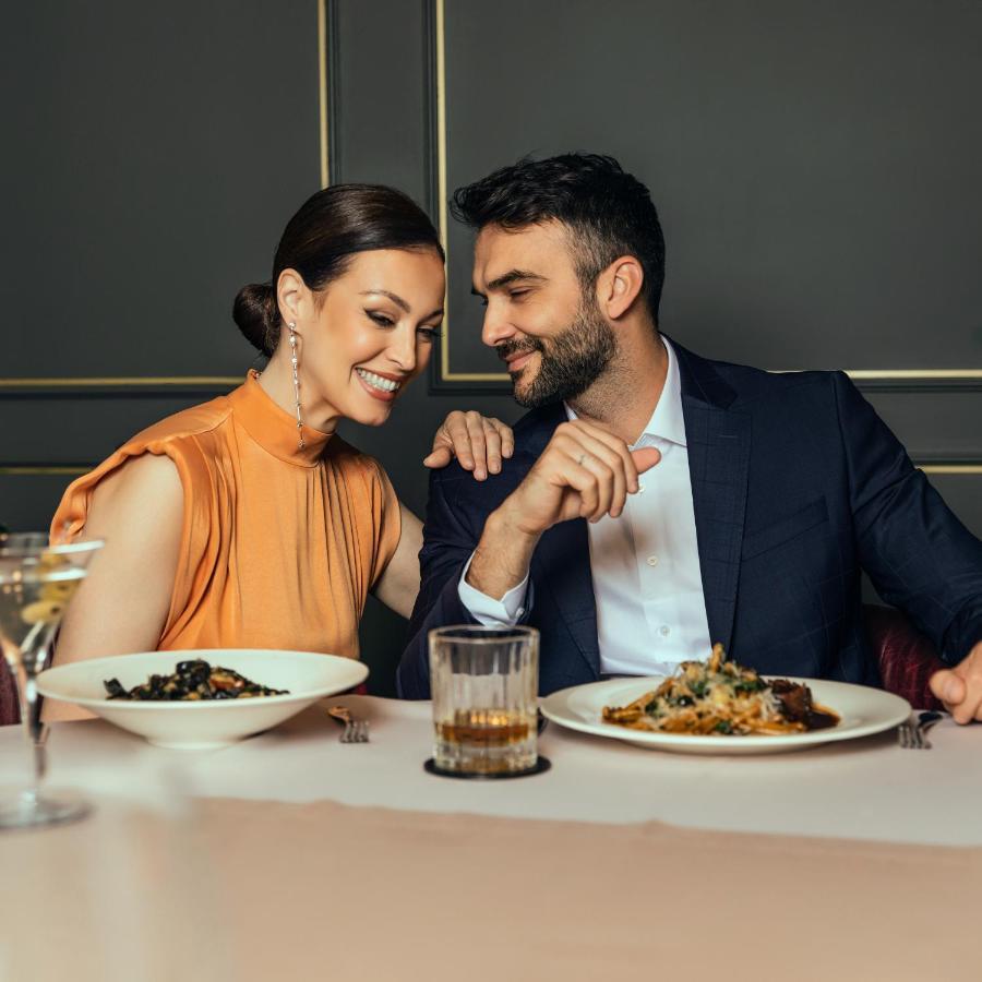 Hotel Pupin Novi Sad Exterior foto A couple dining together