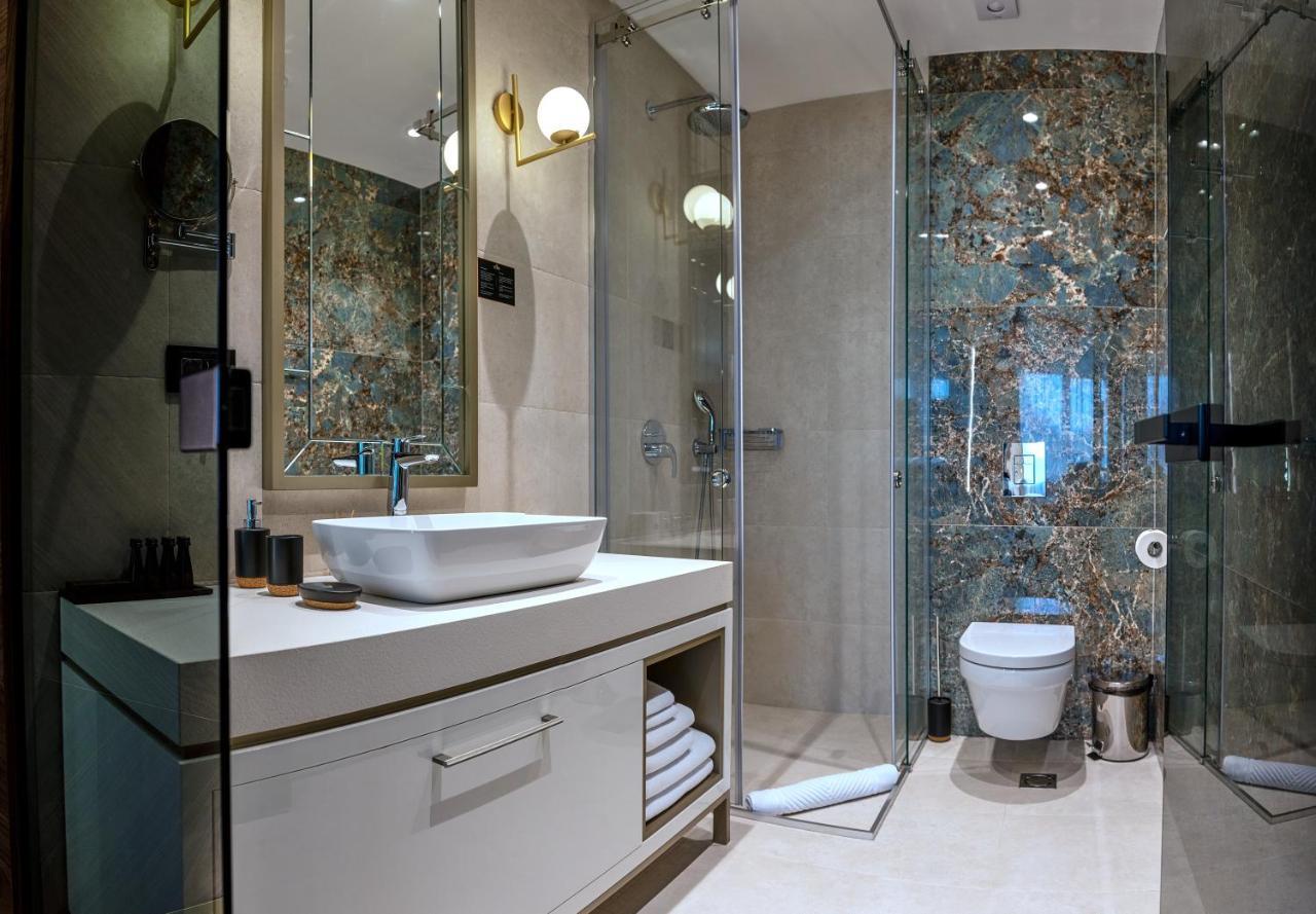Hotel Pupin Novi Sad Exterior foto A modern bathroom