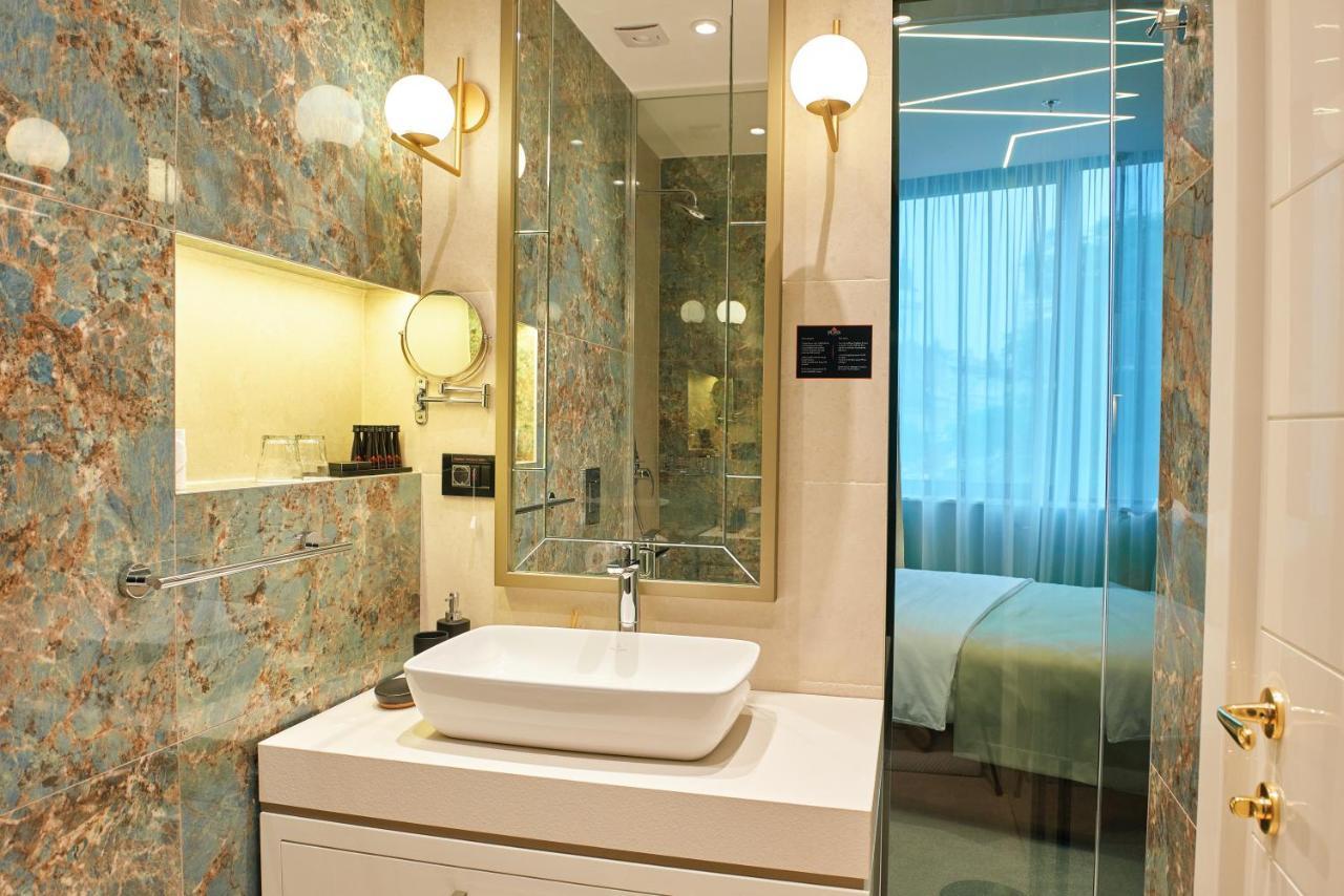 Hotel Pupin Novi Sad Exterior foto Bathroom
